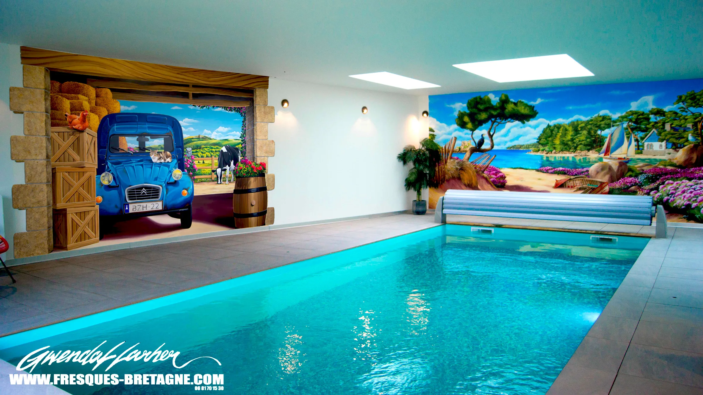 Piscine intérieure de particulier à Guingamp décorée d'une fresque en trompe-l'œil sur le mur, peinture résistante à l'humidité et au chlore
